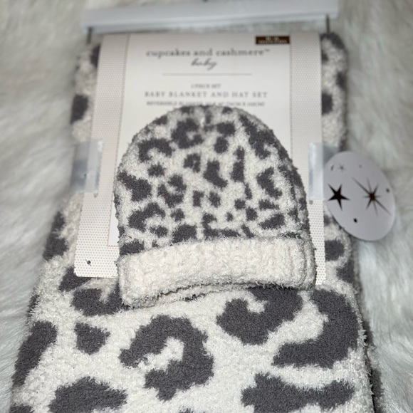 Cupcakes & Cashmere Cheetah/Leopard Reversible Blanket 30 x 40 & Baby Hat NEW - Picture 4 of 7